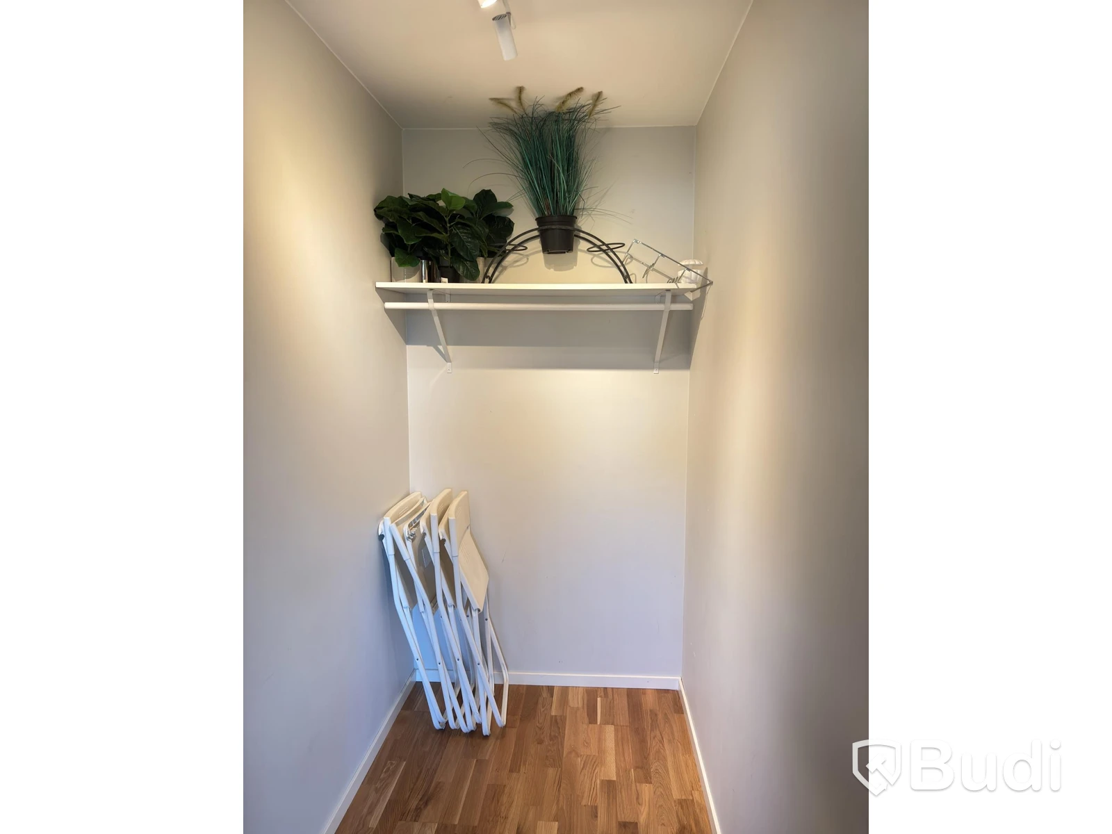 Contents of a fully furnished three-room apartment - see all images for complete contents