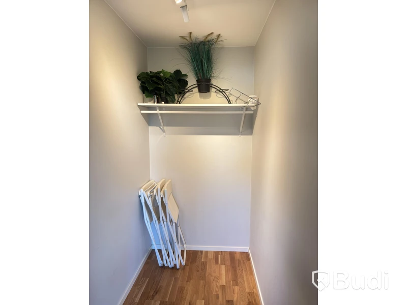 Contents of a fully furnished three-room apartment - see all images for complete contents