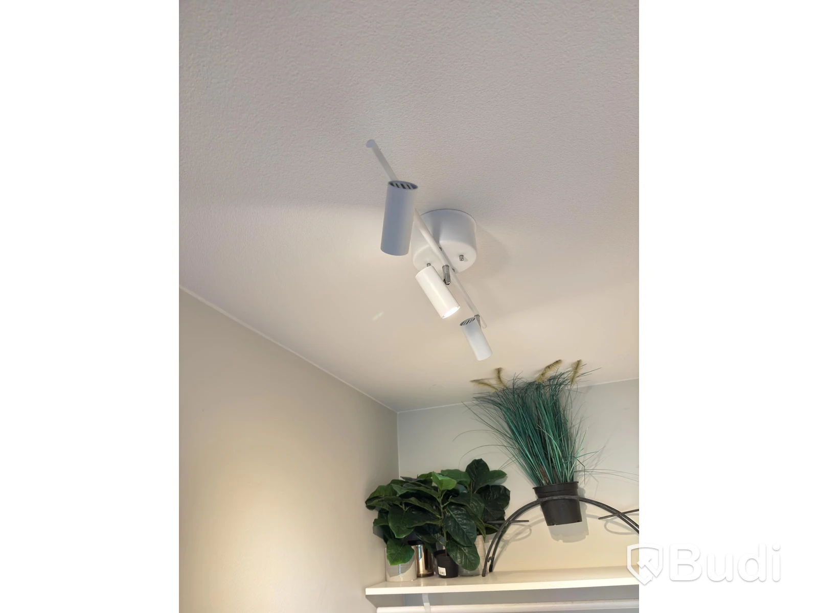 Contents of a fully furnished three-room apartment - see all images for complete contents