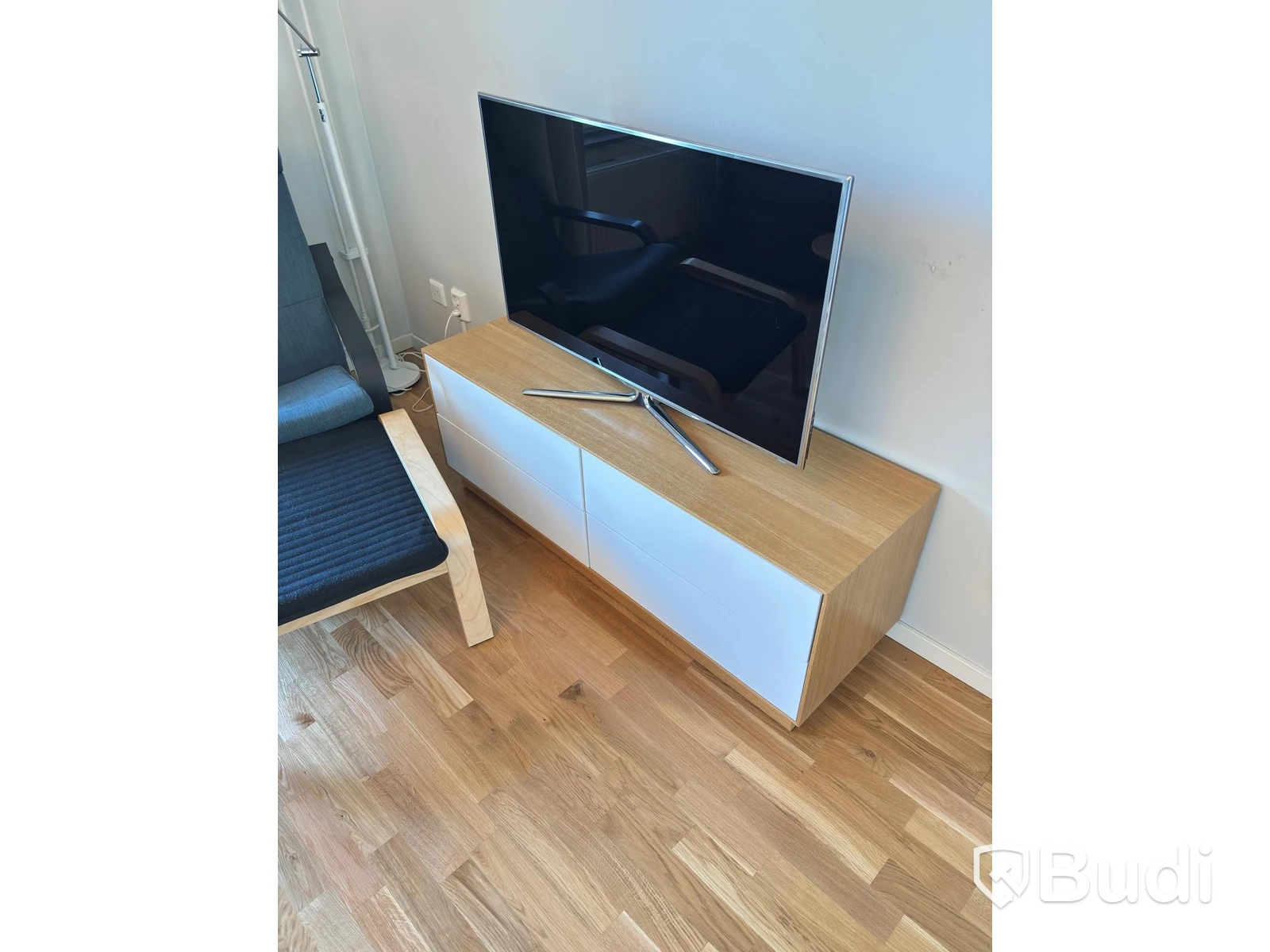 Contents of a fully furnished three-room apartment - see all images for complete contents