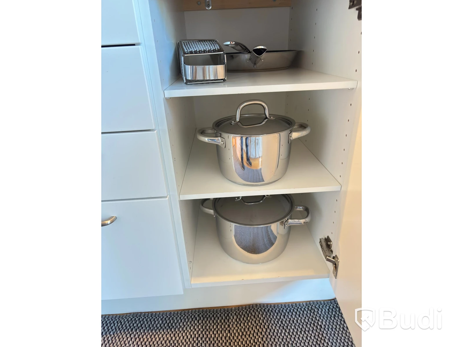 Contents of a fully furnished three-room apartment - see all images for complete contents