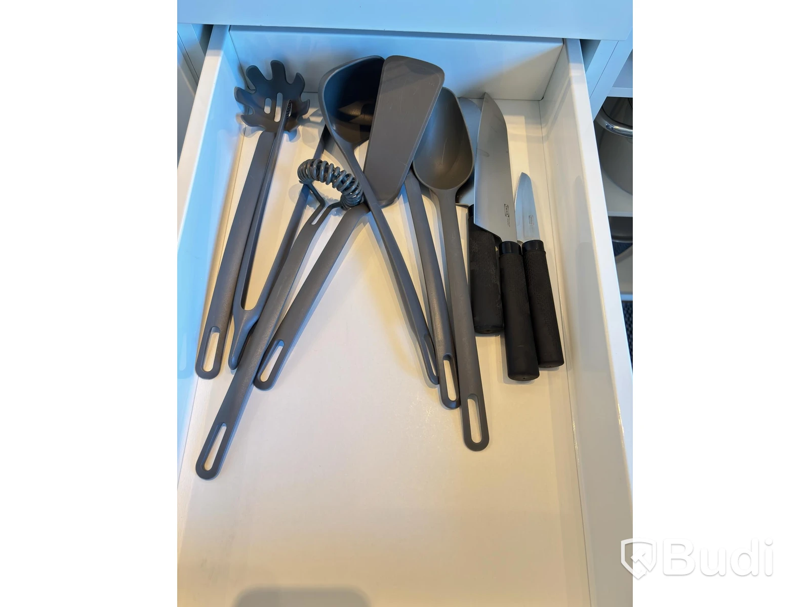 Contents of a fully furnished three-room apartment - see all images for complete contents