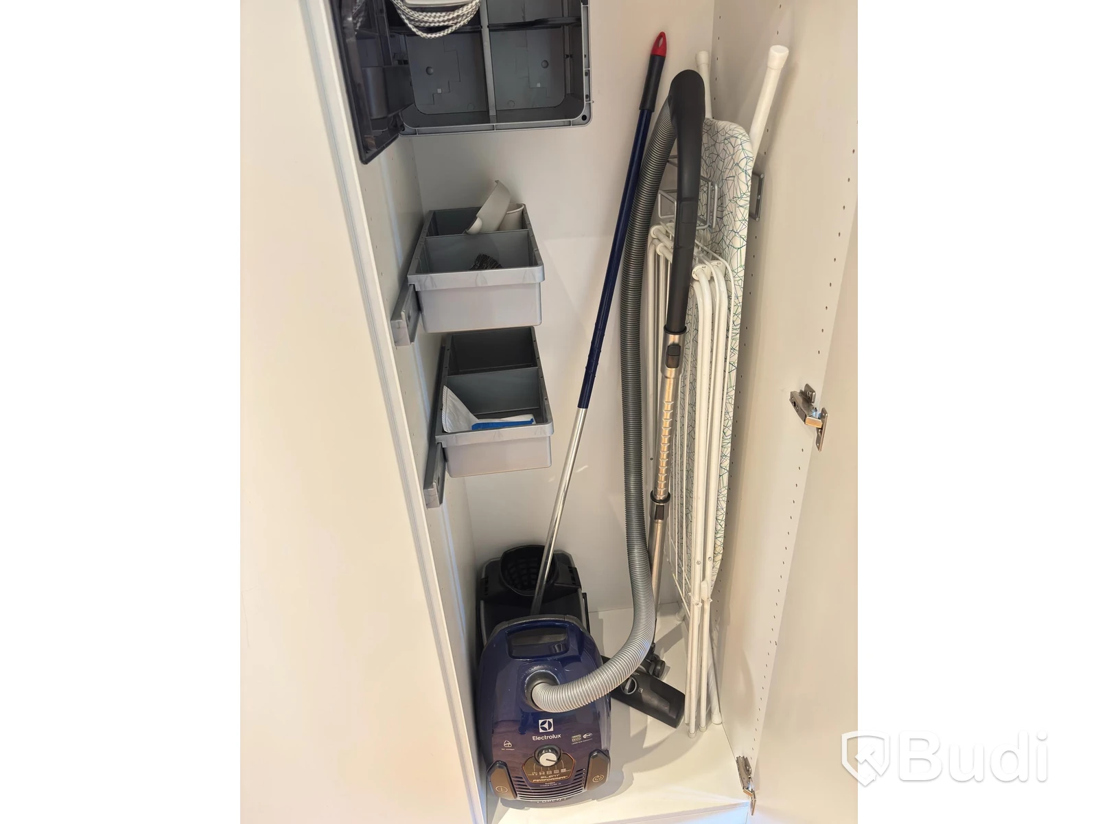 Contents of a fully furnished three-room apartment - see all images for complete contents