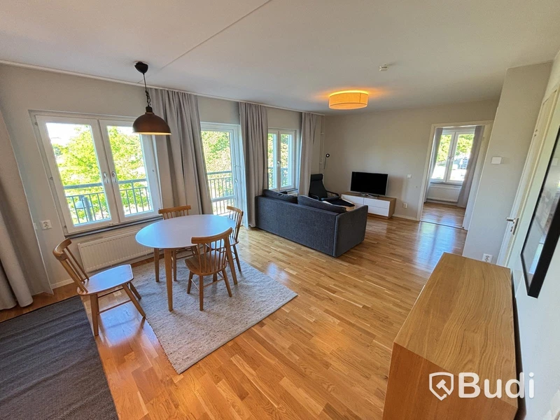 Contents of a fully furnished three-room apartment - see all images for complete contents