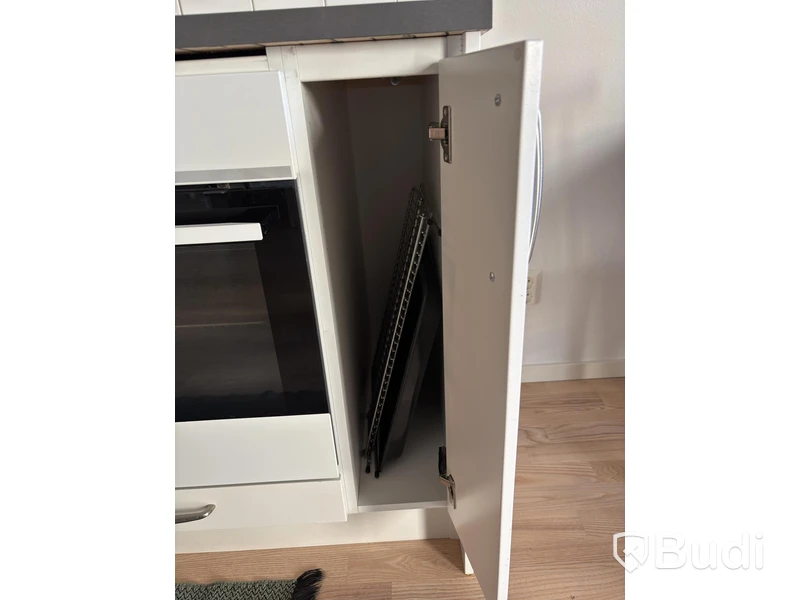 Inventarier till fullt möblerad enrummare - se alla bilder för komplett innehåll