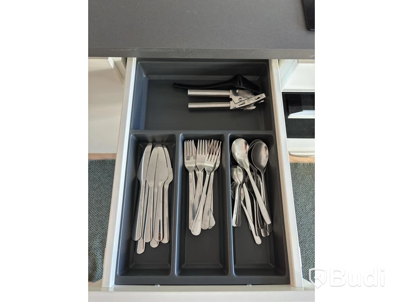 Inventarier till fullt möblerad enrummare - se alla bilder för komplett innehåll
