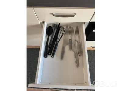 Inventarier till fullt möblerad enrummare - se alla bilder för komplett innehåll