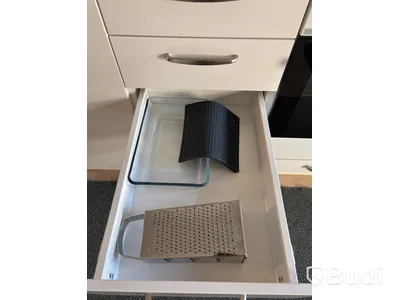 Inventarier till fullt möblerad enrummare - se alla bilder för komplett innehåll