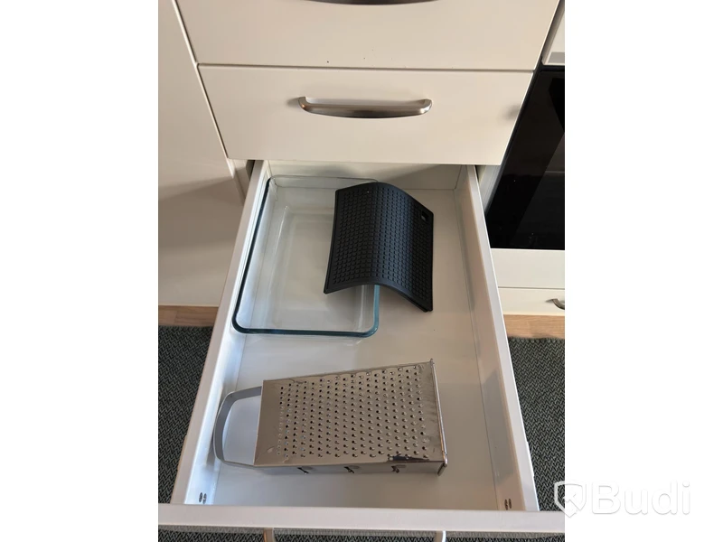 Inventarier till fullt möblerad enrummare - se alla bilder för komplett innehåll