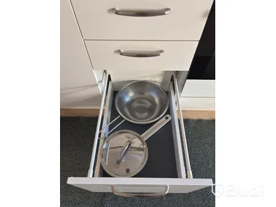 Inventarier till fullt möblerad enrummare - se alla bilder för komplett innehåll