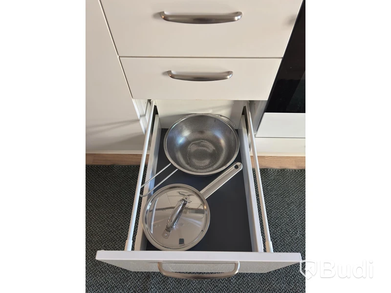 Inventarier till fullt möblerad enrummare - se alla bilder för komplett innehåll