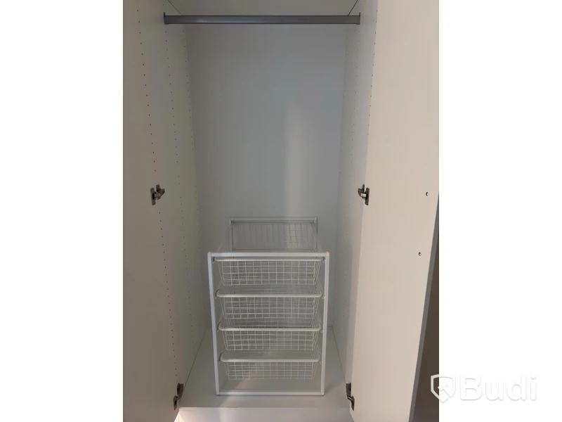 Inventarier till fullt möblerad enrummare - se alla bilder för komplett innehåll