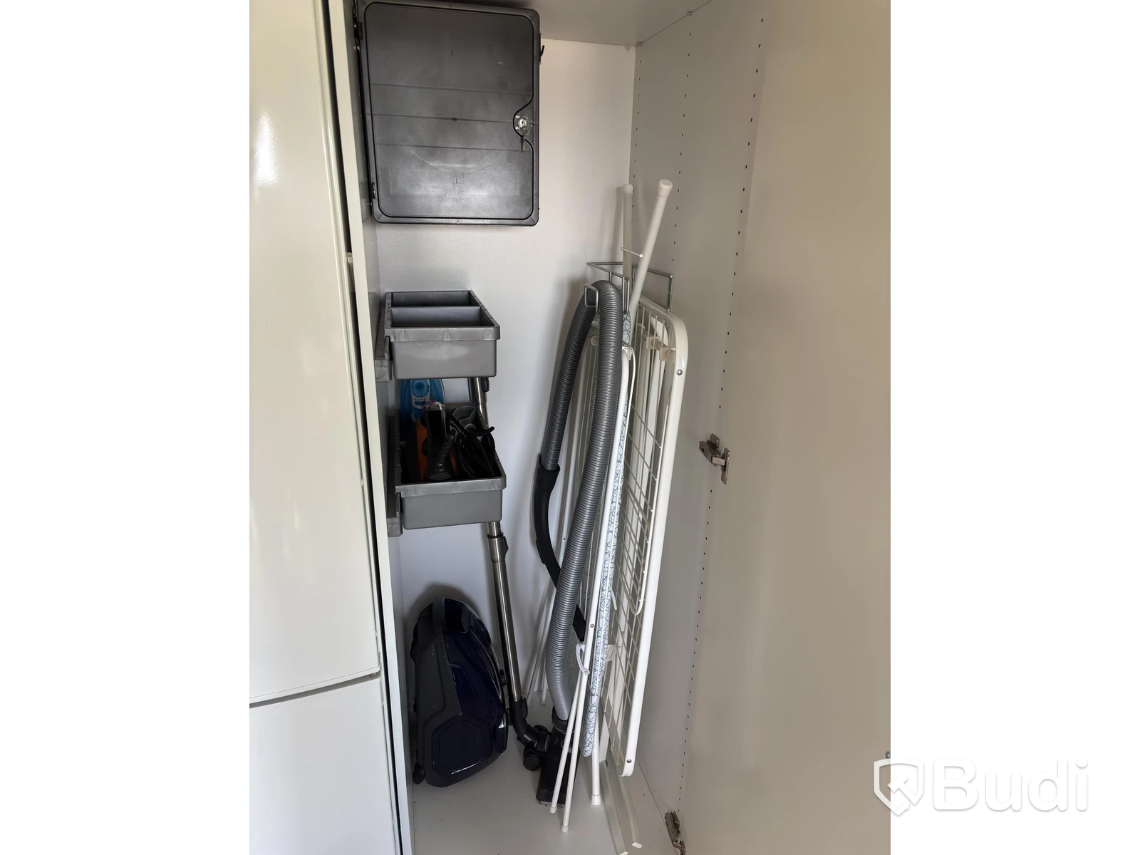 Contents from a fully furnished three-room apartment – see all photos for complete contents