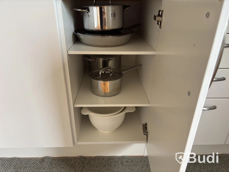 Contents of a fully furnished three-room apartment - see all photos for everything included