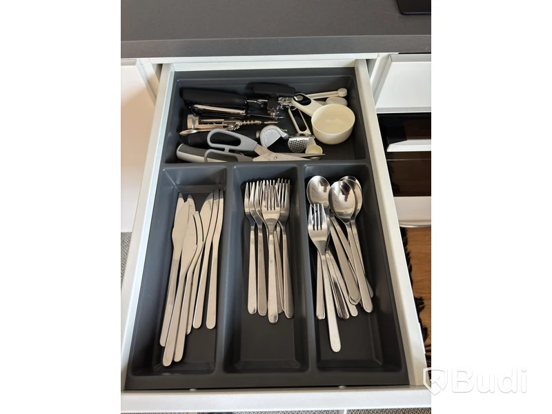 Contents of a fully furnished three-room apartment - see all photos for everything included