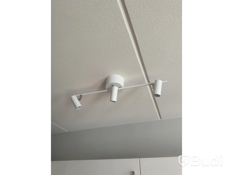 Inventarier till fullt möblerad enrummare - se alla bilder för komplett innehåll