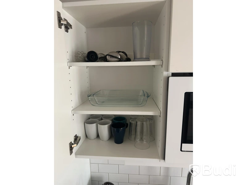 Inventarier till fullt möblerad enrummare - se alla bilder för komplett innehåll