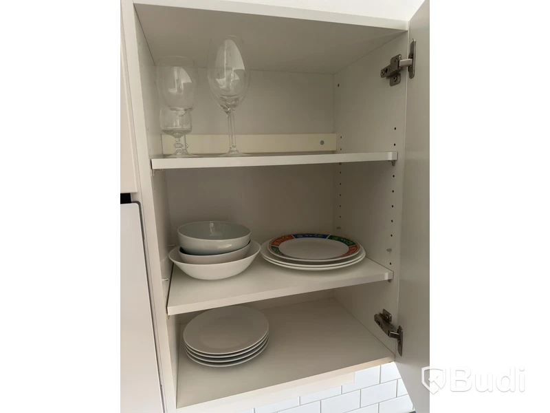 Inventarier till fullt möblerad enrummare - se alla bilder för komplett innehåll