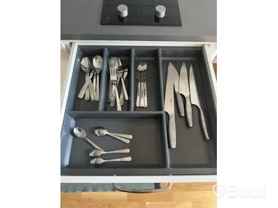 Inventarier till fullt möblerad enrummare - se alla bilder för komplett innehåll