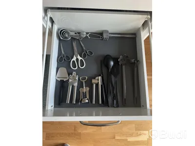 Inventarier till fullt möblerad enrummare - se alla bilder för komplett innehåll