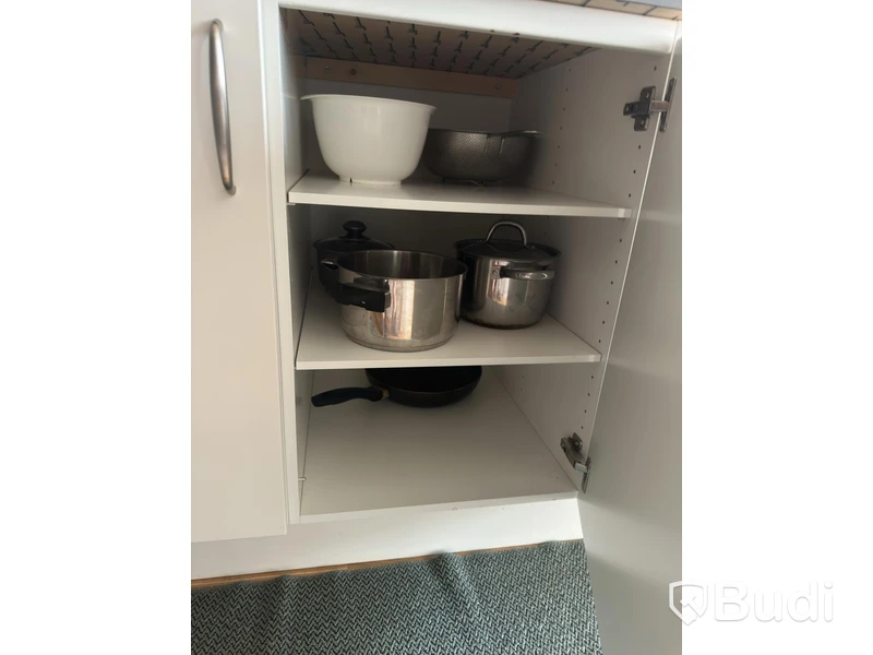 Inventarier till fullt möblerad enrummare - se alla bilder för komplett innehåll