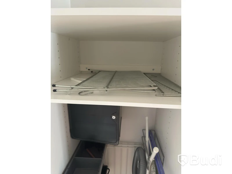 Inventarier till fullt möblerad enrummare - se alla bilder för komplett innehåll