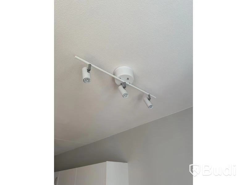 Inventarier till fullt möblerad enrummare - se alla bilder för komplett innehåll