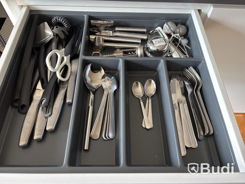 Inventarier till fullt möblerad enrummare - se alla bilder för komplett innehåll