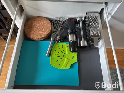 Inventarier till fullt möblerad enrummare - se alla bilder för komplett innehåll