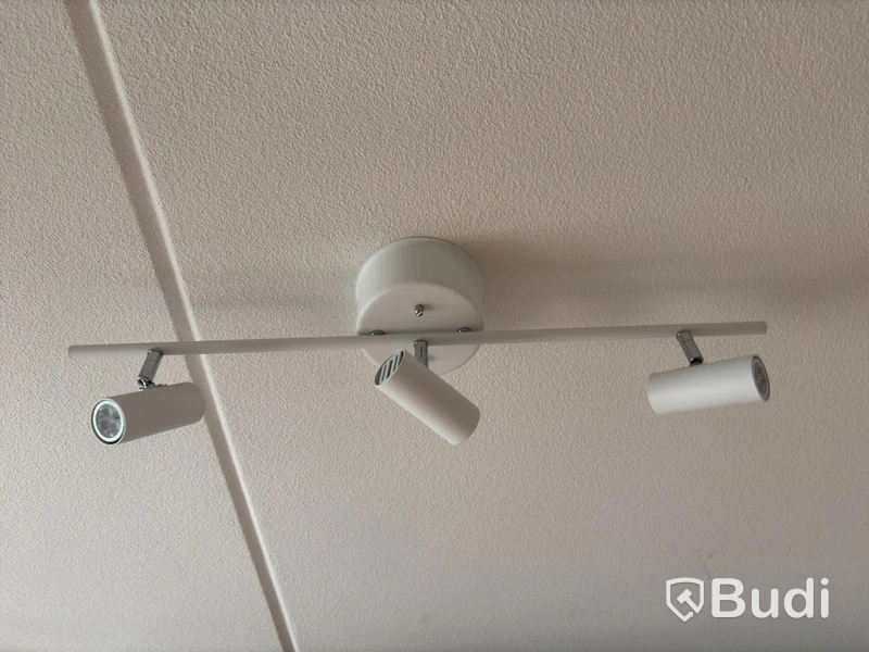 Inventarier till fullt möblerad enrummare - se alla bilder för komplett innehåll