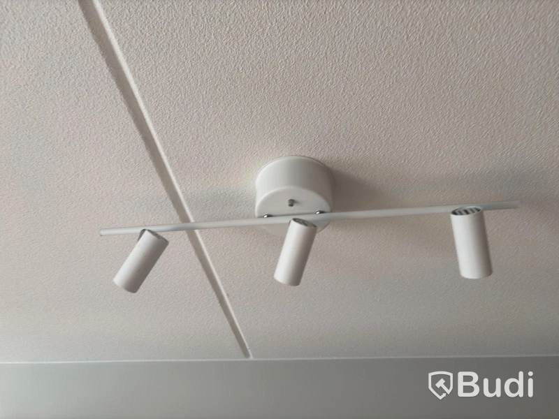 Inventarier till fullt möblerad enrummare - se alla bilder för komplett innehåll