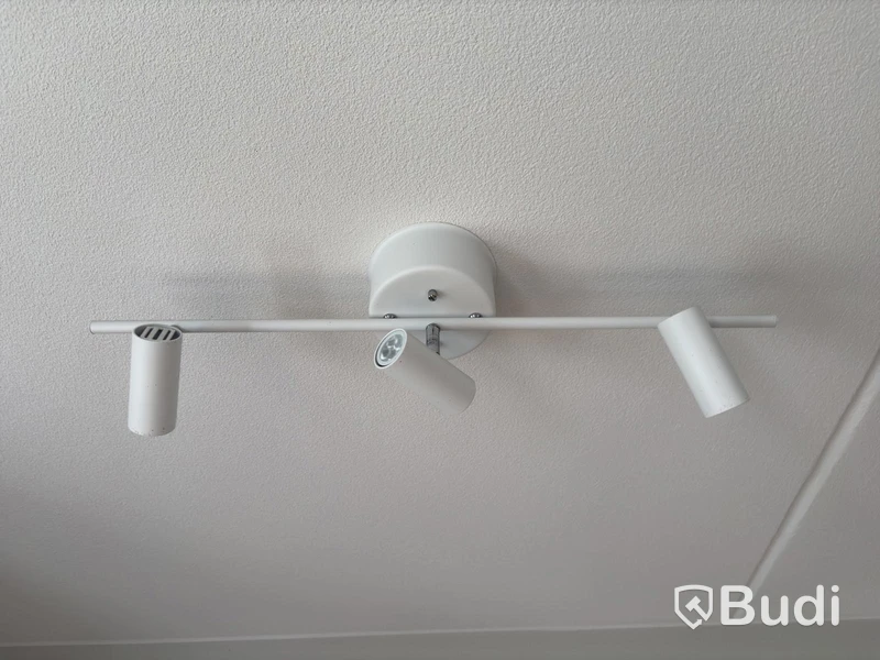 Inventarier till fullt möblerad enrummare - se alla bilder för komplett innehåll