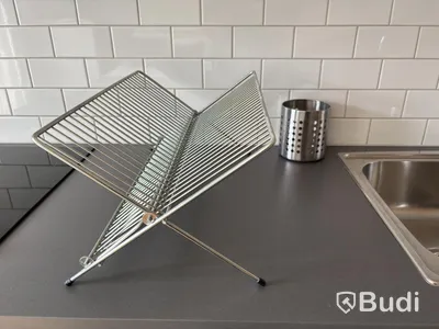 Inventarier till fullt möblerad enrummare - se alla bilder för komplett innehåll