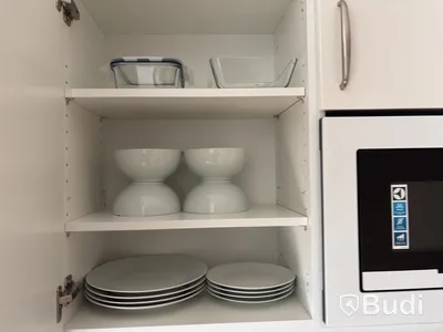 Inventarier till fullt möblerad enrummare - se alla bilder för komplett innehåll