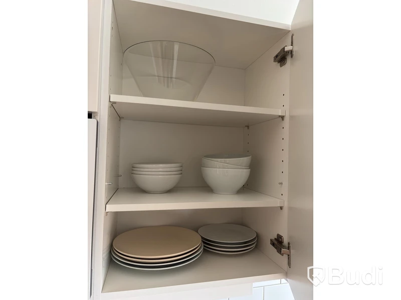Inventarier till fullt möblerad enrummare - se alla bilder för komplett innehåll