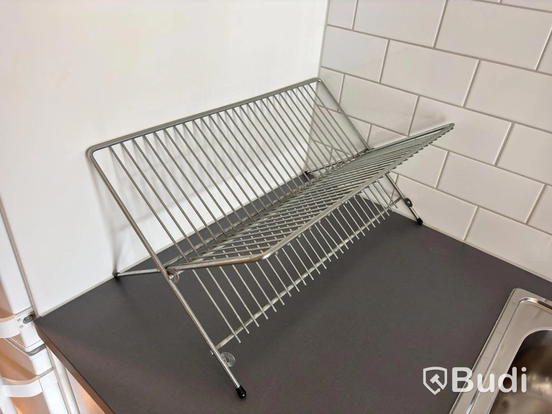 Inventarier till fullt möblerad enrummare - se alla bilder för komplett innehåll