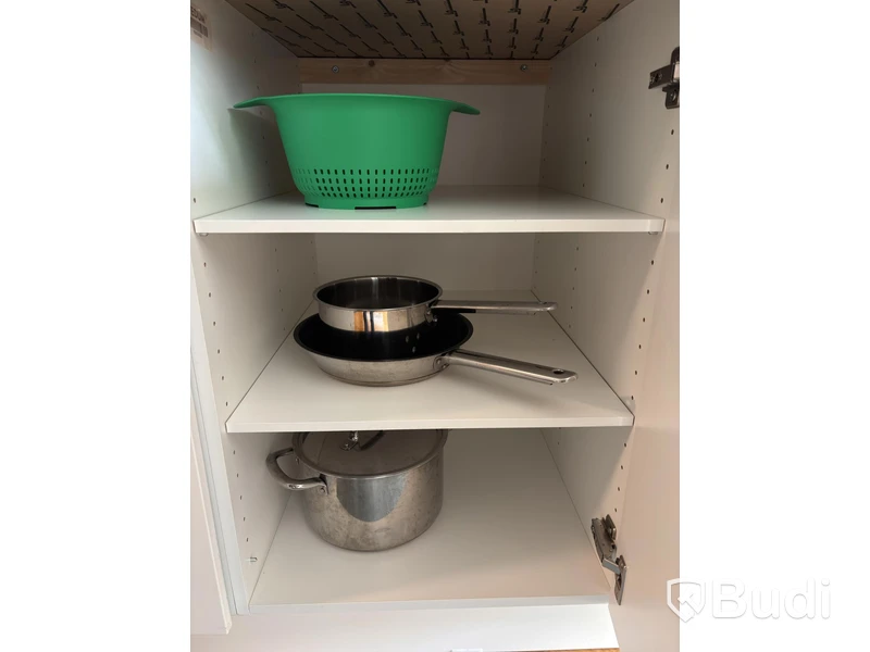 Inventarier till fullt möblerad enrummare - se alla bilder för komplett innehåll