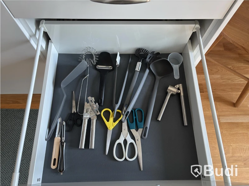 Inventarier till fullt möblerad enrummare - se alla bilder för komplett innehåll