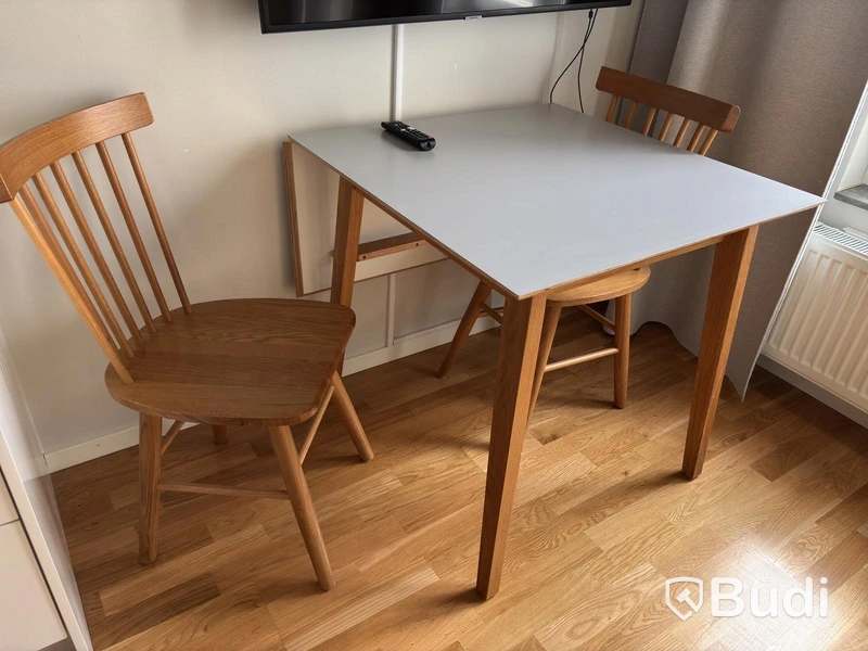Inventarier till fullt möblerad enrummare - se alla bilder för komplett innehåll