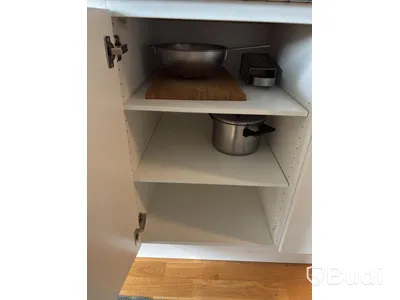 Inventarier till fullt möblerad enrummare - se alla bilder för komplett innehåll