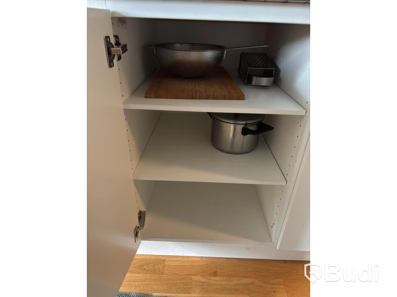 Inventarier till fullt möblerad enrummare - se alla bilder för komplett innehåll