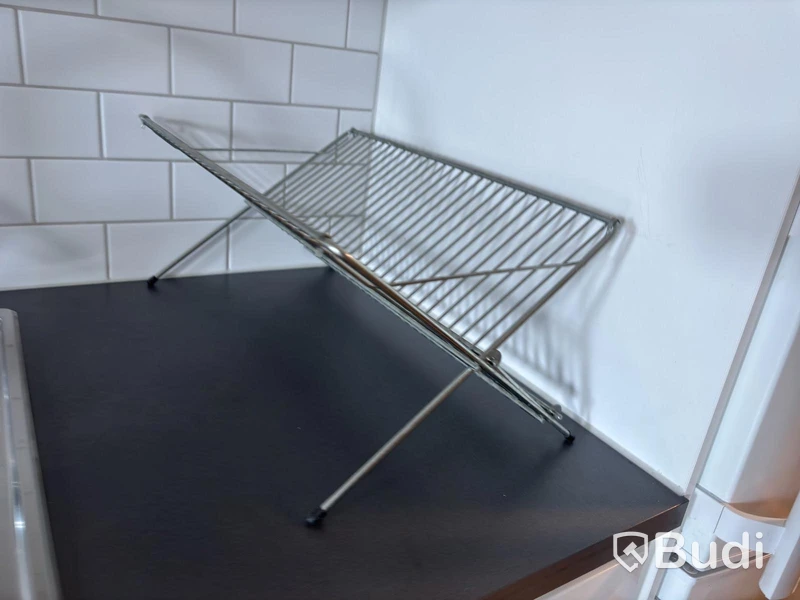Inventarier till fullt möblerad enrummare - se alla bilder för komplett innehåll