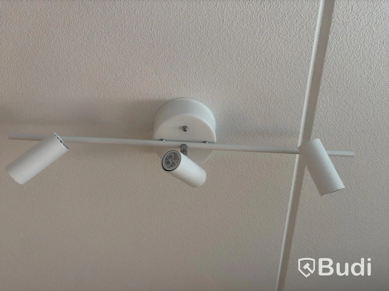Inventarier till fullt möblerad enrummare - se alla bilder för komplett innehåll