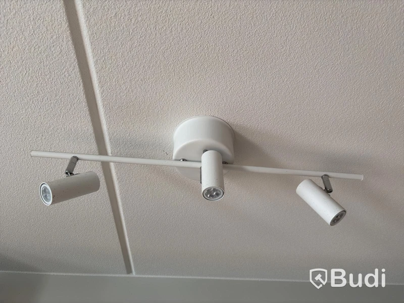 Inventarier till fullt möblerad enrummare - se alla bilder för komplett innehåll