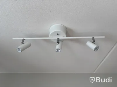 Inventarier till fullt möblerad enrummare - se alla bilder för komplett innehåll