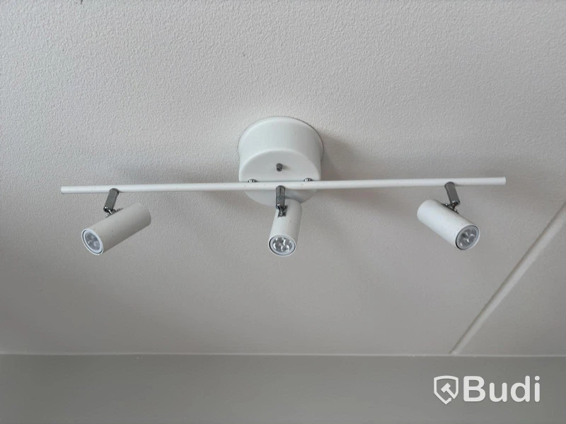 Inventarier till fullt möblerad enrummare - se alla bilder för komplett innehåll
