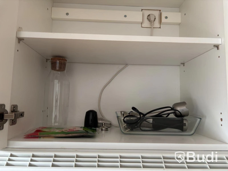 Inventarier till fullt möblerad enrummare - se alla bilder för komplett innehåll