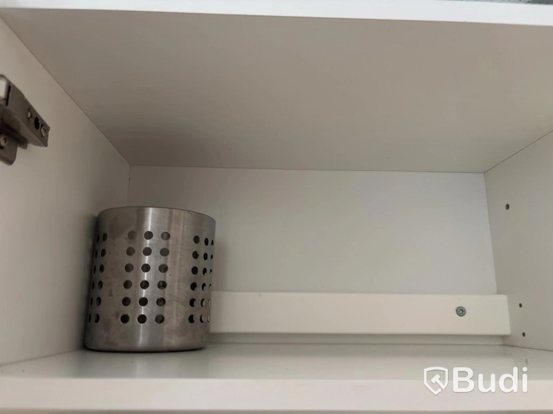 Inventarier till fullt möblerad enrummare - se alla bilder för komplett innehåll