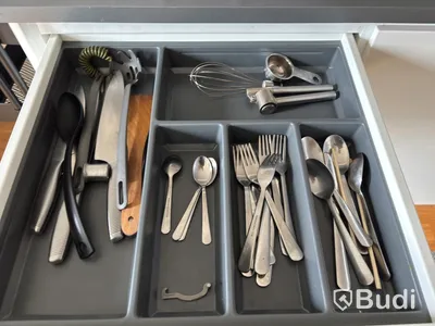 Inventarier till fullt möblerad enrummare - se alla bilder för komplett innehåll