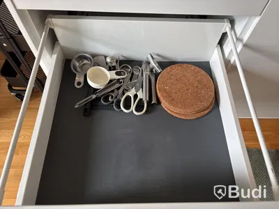 Inventarier till fullt möblerad enrummare - se alla bilder för komplett innehåll
